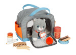 Gato con bolsa de transporte y set de cuidados