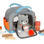 Gato con bolsa de transporte y set de cuidados