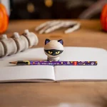 Lápiz Antiestrés de Halloween Mummy Cat «Nine Lives Later» - Squeezies Legami - Imagen 3